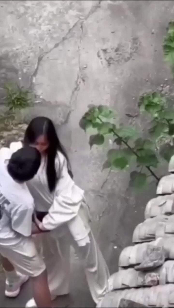 quay lén 2 em học sinh lén địt nhau ở góc trường